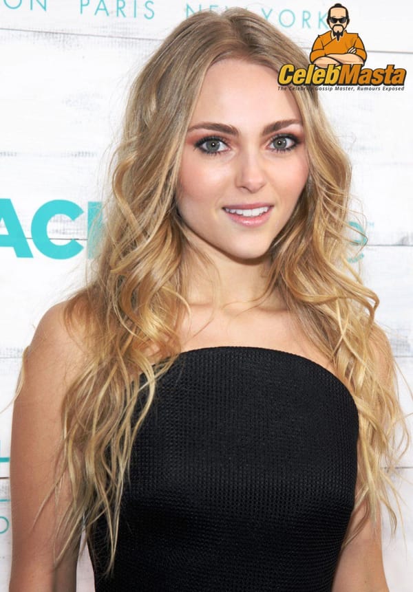 AnnaSophia Robb Up-Skirt Pictures photo 6