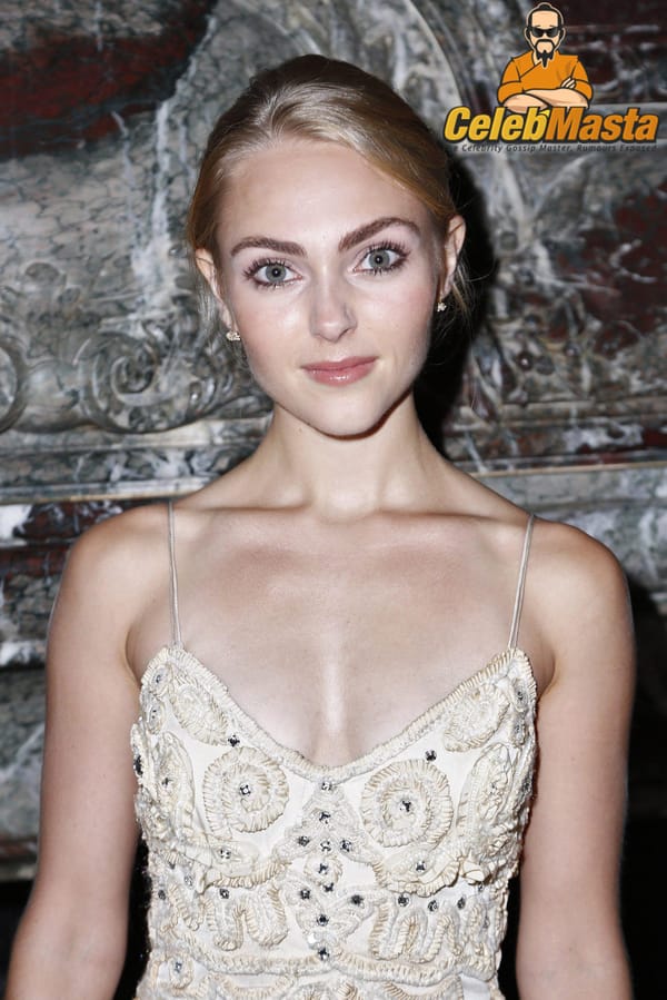 AnnaSophia Robb Up-Skirt Pictures photo 10