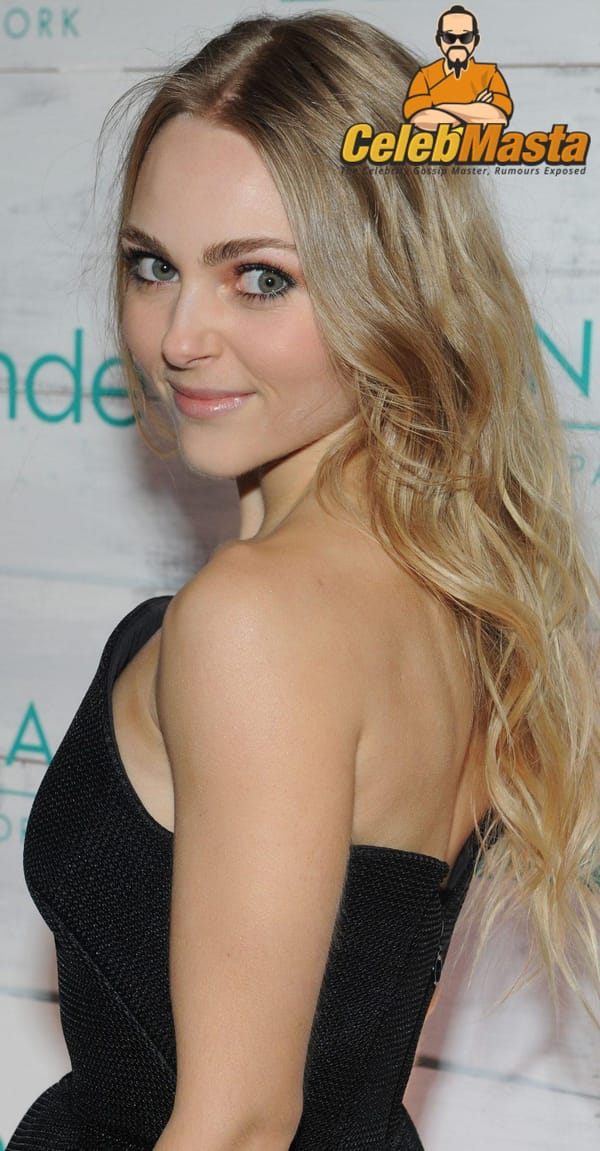 AnnaSophia Robb Up-Skirt Pictures photo 17