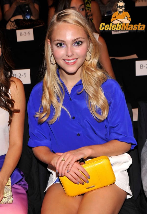 AnnaSophia Robb Up-Skirt Pictures photo 18