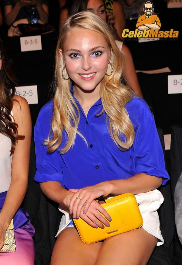 AnnaSophia Robb Up-Skirt Pictures photo 19