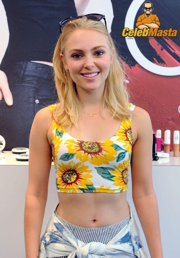 AnnaSophia Robb Up-Skirt Pictures photo 24