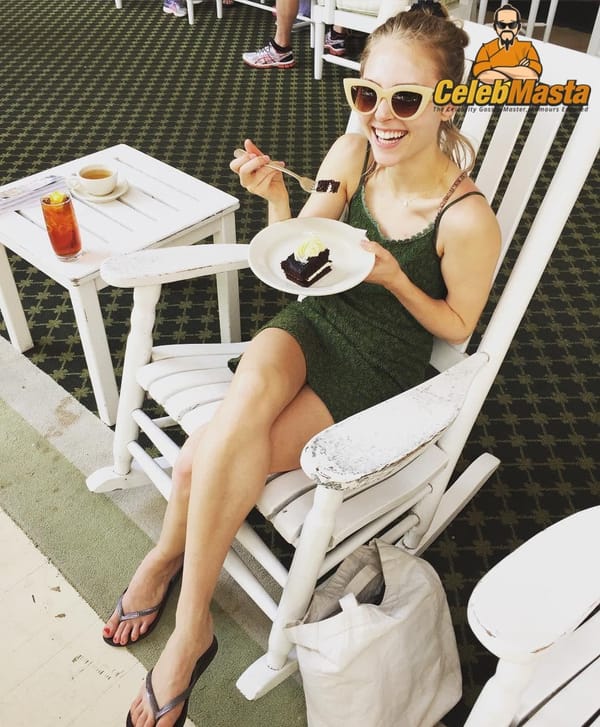 AnnaSophia Robb Up-Skirt Pictures photo 45