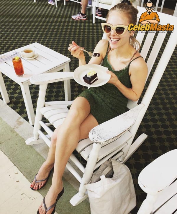 AnnaSophia Robb Up-Skirt Pictures photo 46