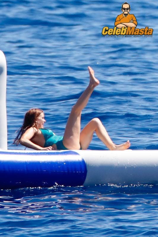 Bikini Isla Fisher Topless and Pussy Pics photo 3