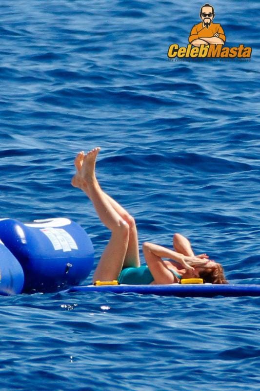 Bikini Isla Fisher Topless and Pussy Pics photo 4