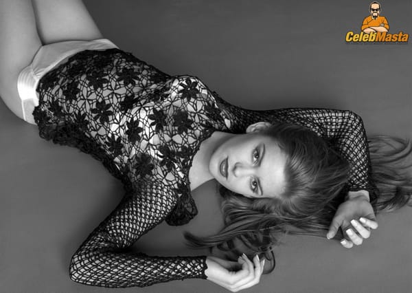 Red Carpet Dress Cleavage on Isla Fisher photo 10