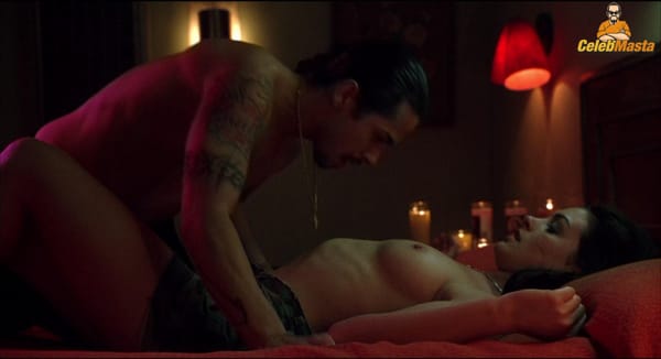 Up-Skirt Anne Hathaway and Side Boobs Photos photo 11