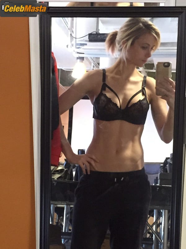 Iliza Shlesinger Photo Set: Photos Showing Off Her Hot Tits And Ass photo 3