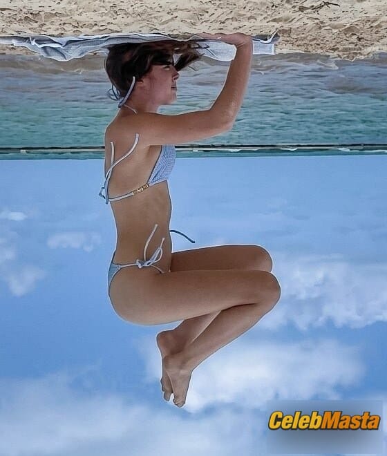 Photo Gallery: Olivia Rodrigo in Beach Babes photo 5
