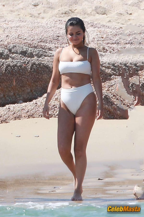 Selena Gomez Photo Collection from Beach Babes photo 6