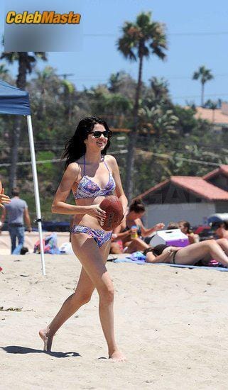 Selena Gomez Photo Collection from Beach Babes photo 7