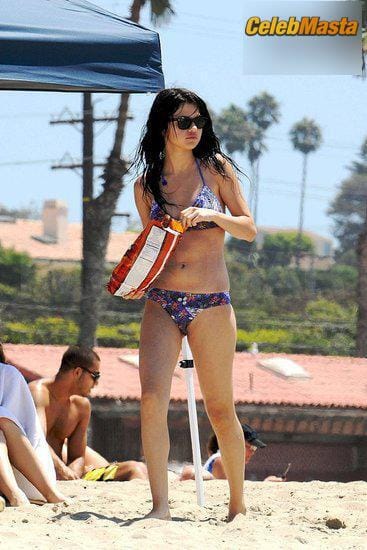 Selena Gomez Photo Collection from Beach Babes photo 10