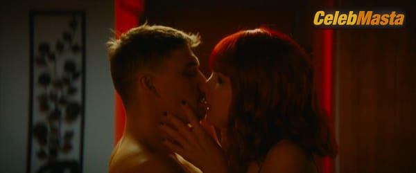 Photo Gallery: Willa Fitzgerald in Strange Darling photo 8