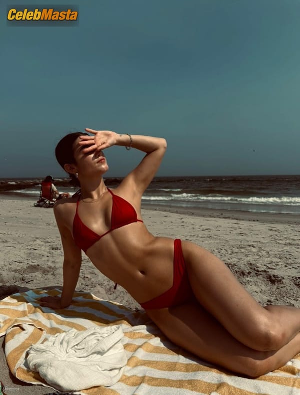 Charli D’Amelio Bikini Photos from the Beach (6 Photos) photo 5