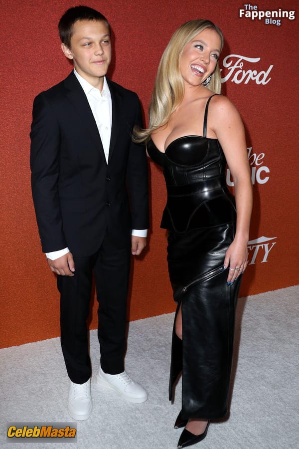 Sydney Sweeney Cleavage at Variety’s Power of Young Hollywood, LA photo 22