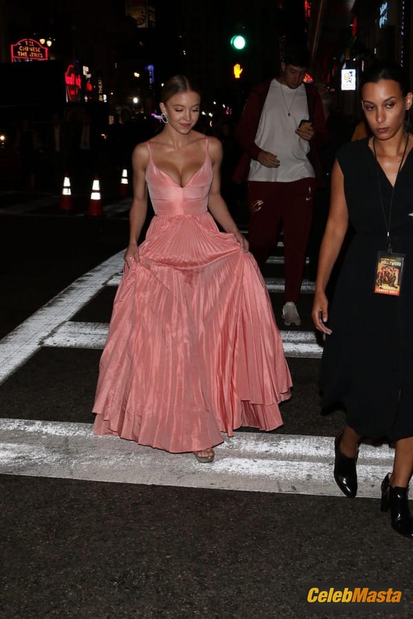 Sydney Sweeney arrives at the Sony Pictures ‘Once Upon A TimeIn Hollywood’ Los Angeles Premiere in Hollywood, California photo 1