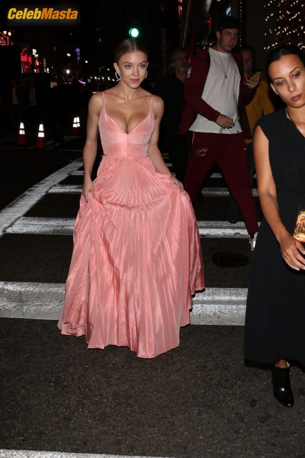Sydney Sweeney arrives at the Sony Pictures ‘Once Upon A TimeIn Hollywood’ Los Angeles Premiere in Hollywood, California photo 12