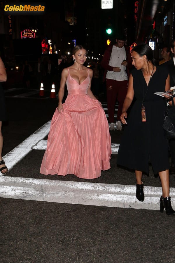 Sydney Sweeney arrives at the Sony Pictures ‘Once Upon A TimeIn Hollywood’ Los Angeles Premiere in Hollywood, California photo 17