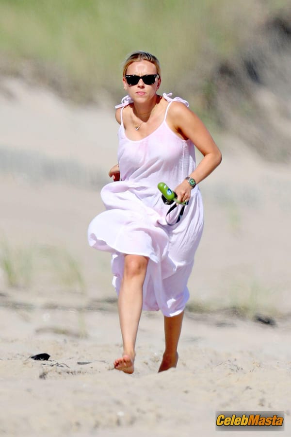 Scarlett Johansson in The Hamptons photo 2