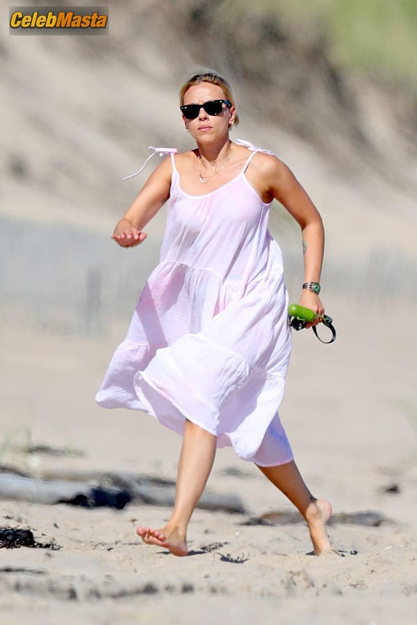 Scarlett Johansson in The Hamptons photo 4