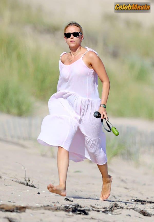 Scarlett Johansson in The Hamptons photo 5