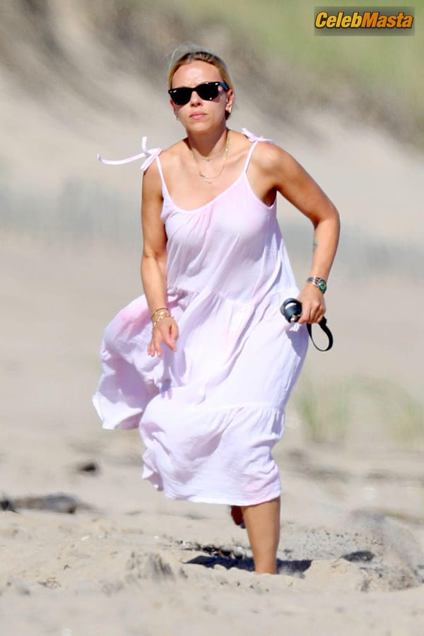 Scarlett Johansson in The Hamptons photo 6