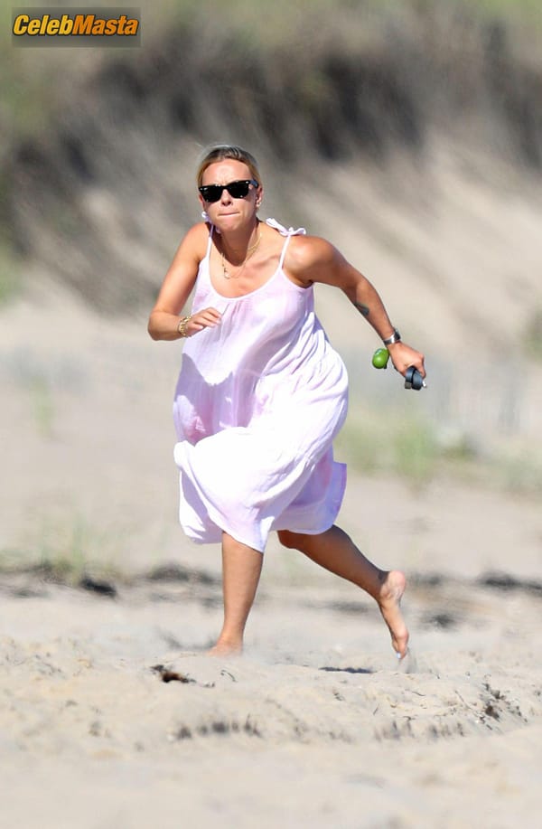 Scarlett Johansson in The Hamptons photo 10