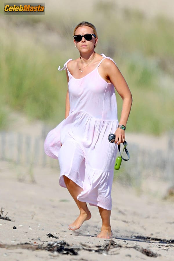 Scarlett Johansson in The Hamptons photo 15