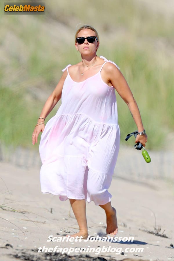 Scarlett Johansson in The Hamptons photo 16
