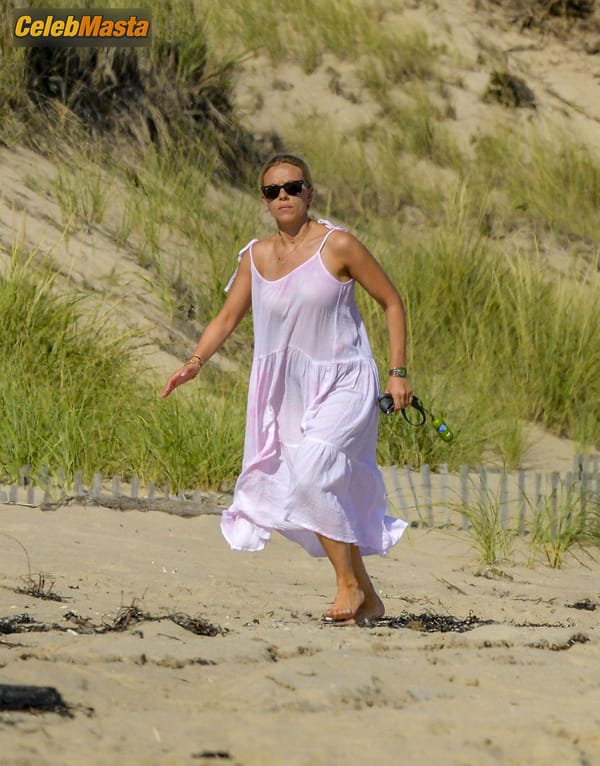 Scarlett Johansson in The Hamptons photo 21