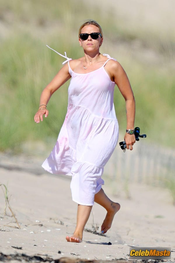 Scarlett Johansson in The Hamptons photo 23