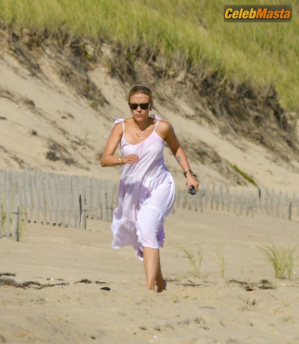 Scarlett Johansson in The Hamptons photo 26
