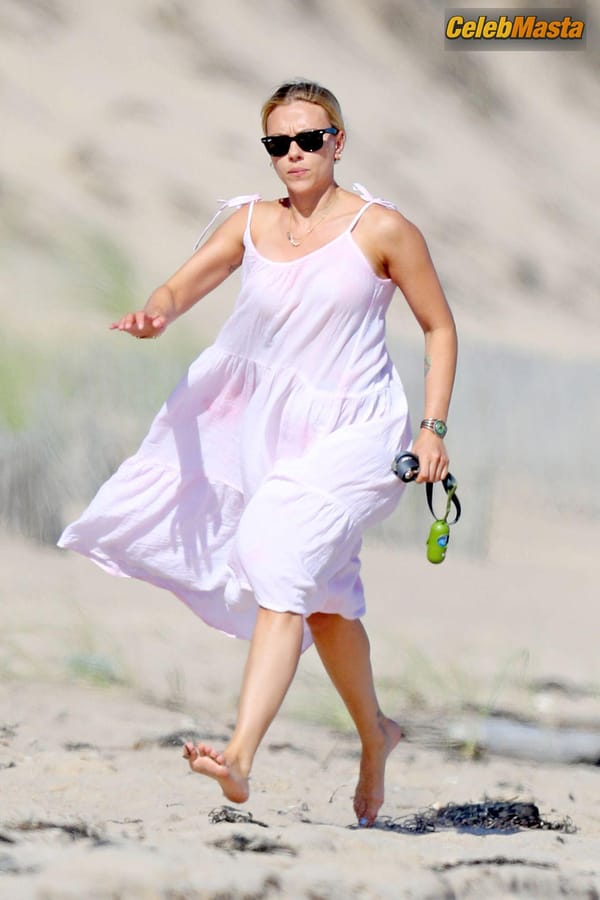 Scarlett Johansson in The Hamptons photo 31