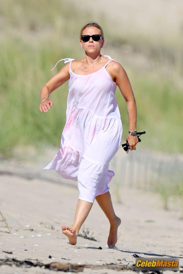 Scarlett Johansson in The Hamptons photo 32