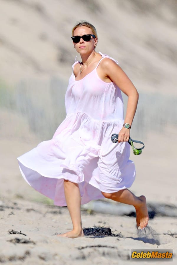 Scarlett Johansson in The Hamptons photo 33