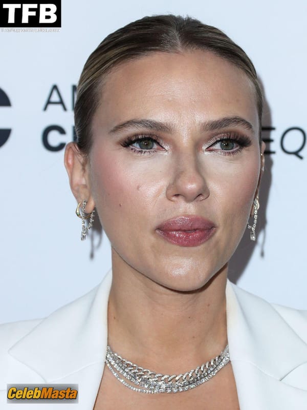 Scarlett Johansson Tits at the American Cinematheque Awards, Beverly Hills photo 32