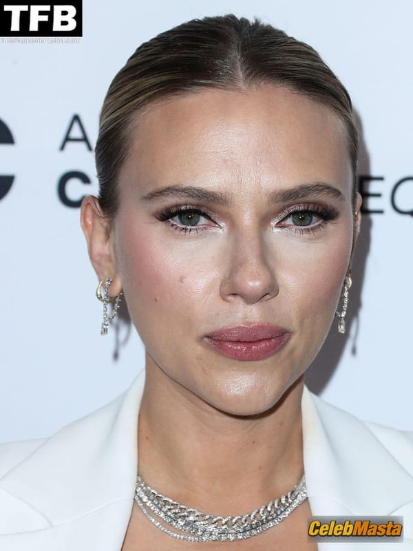 Scarlett Johansson Tits at the American Cinematheque Awards, Beverly Hills photo 33