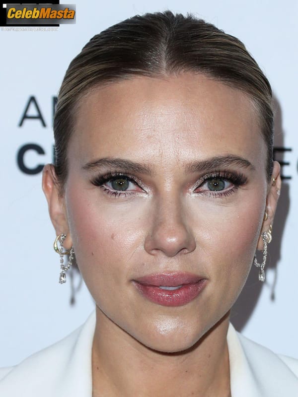 Scarlett Johansson Tits at the American Cinematheque Awards, Beverly Hills photo 37