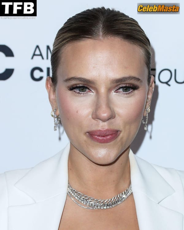 Scarlett Johansson Tits at the American Cinematheque Awards, Beverly Hills photo 38