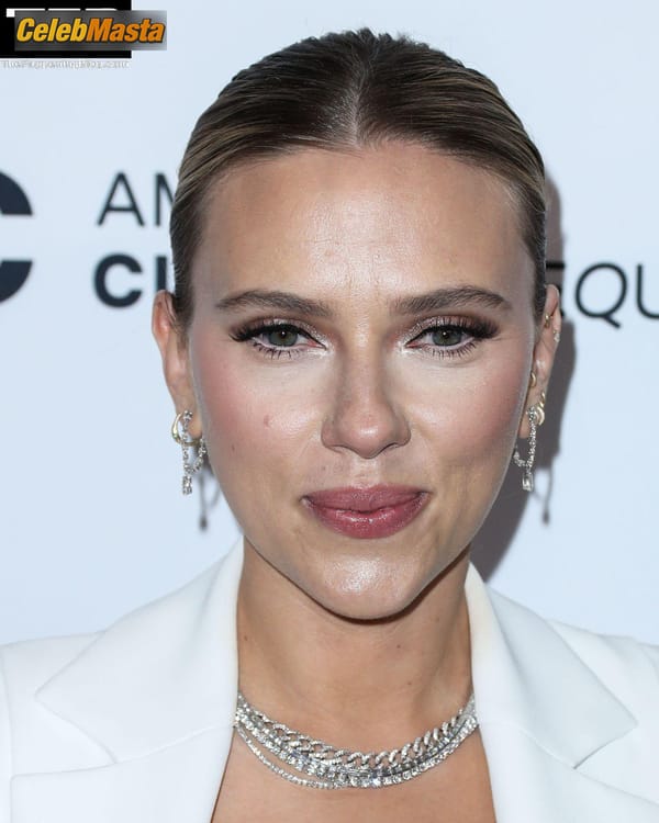 Scarlett Johansson Tits at the American Cinematheque Awards, Beverly Hills photo 39