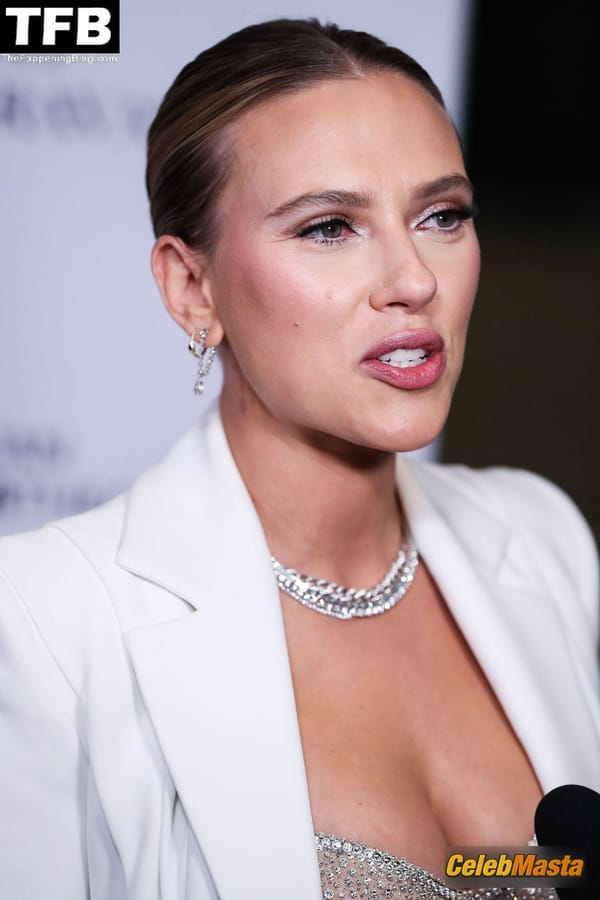 Scarlett Johansson Tits at the American Cinematheque Awards, Beverly Hills photo 55