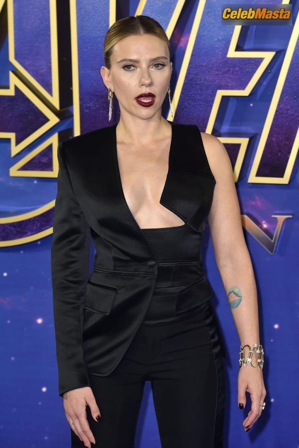 Scarlett Johansson attends a photocall at the ‘Avengers: Endgame’ UK Fan Event at the Picturehouse Central in London photo 7