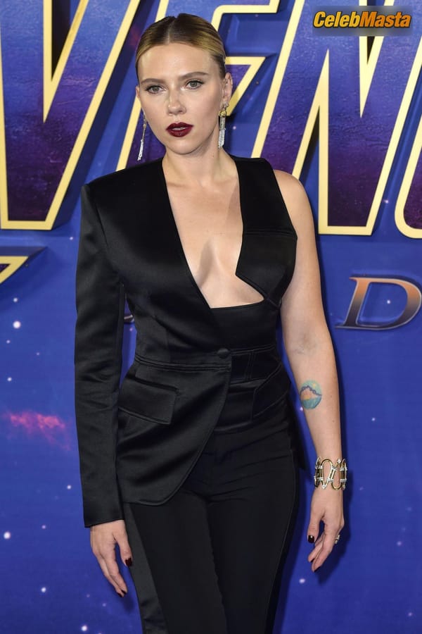Scarlett Johansson attends a photocall at the ‘Avengers: Endgame’ UK Fan Event at the Picturehouse Central in London photo 13