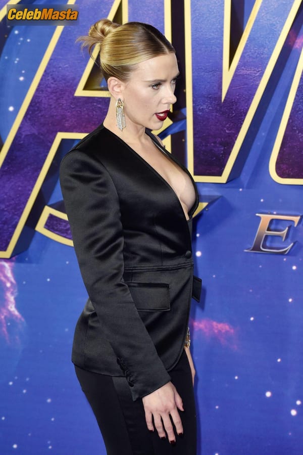 Scarlett Johansson attends a photocall at the ‘Avengers: Endgame’ UK Fan Event at the Picturehouse Central in London photo 14