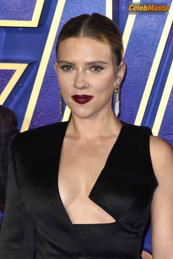 Scarlett Johansson attends a photocall at the ‘Avengers: Endgame’ UK Fan Event at the Picturehouse Central in London photo 18