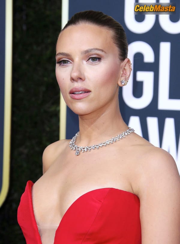 Scarlett Johansson arriving at the 77th Golden Globe Awards at the Beverly Hilton photo 13