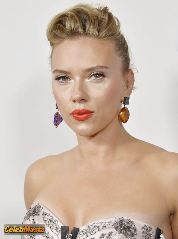 Scarlett Johansson at the Premiere of Netflix’s ‘Marriage Story’ at DGA in Los Angeles, California photo 40