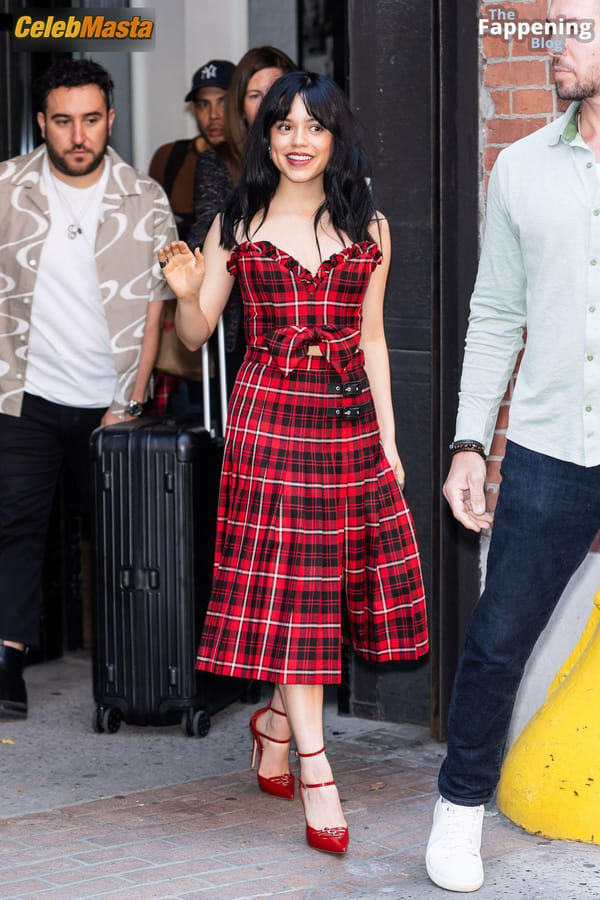 Jenna Ortega in New York City Streets photo 14