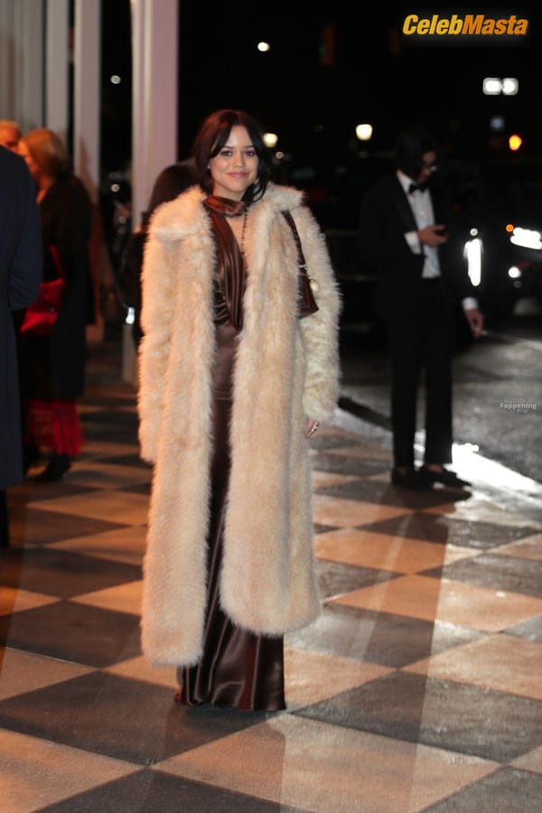 Jenna Ortega Cleavage and Legs at SNL 50th Anniversary Special, New York City photo 18